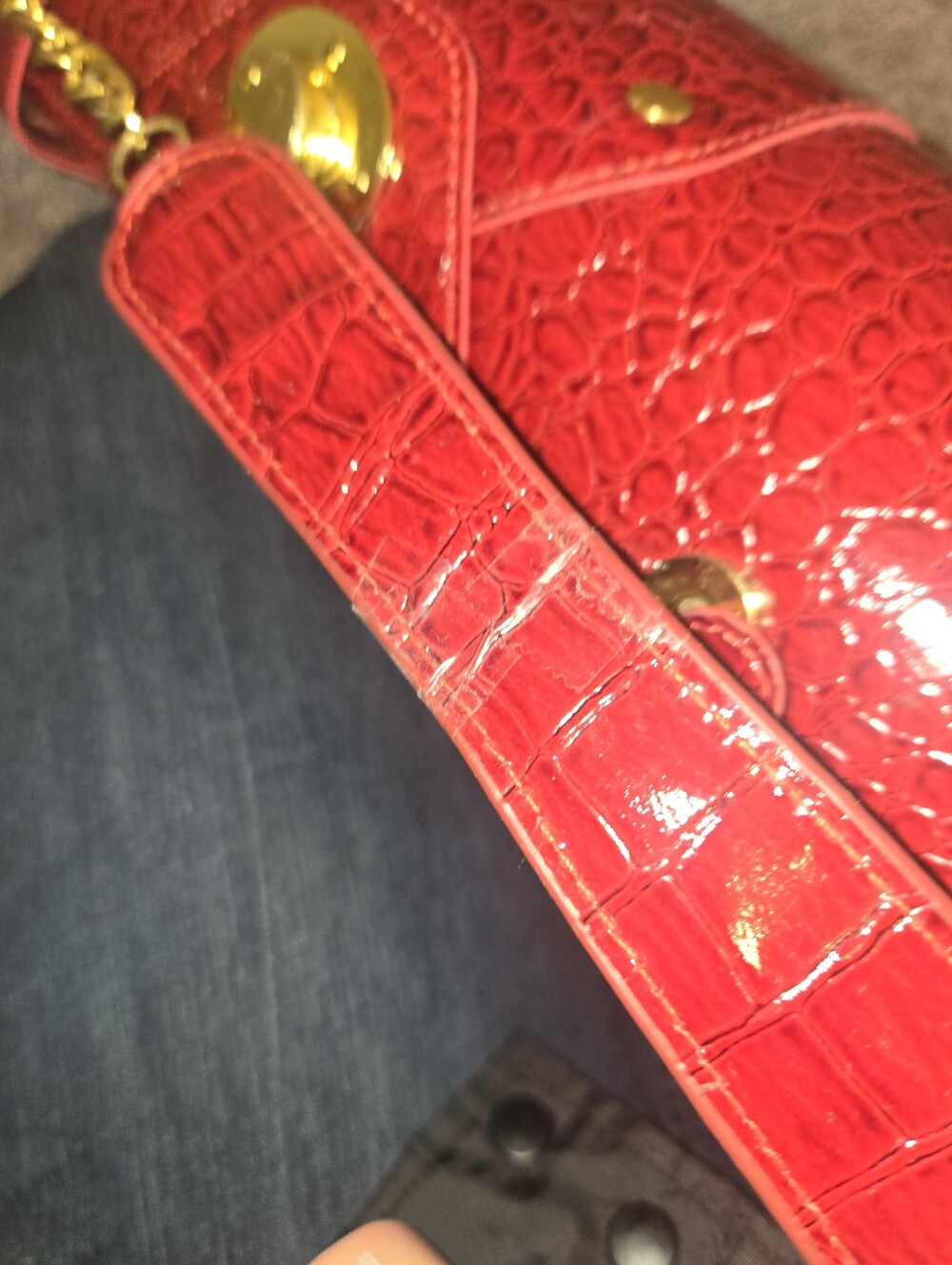 Red Croc-Embossed Barrel Handbag with Gold Chain For Wine Bottle - Picture 3 of 14